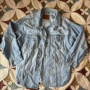Levi’s premium 90s trucker light wash denim jacket size S